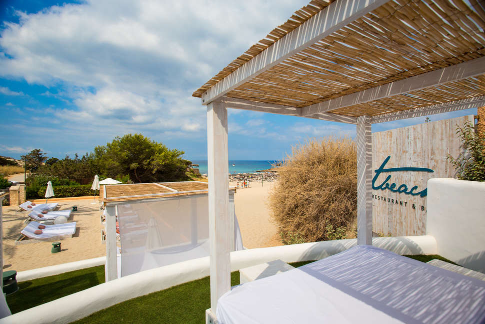 Een foto van het terras bij Insotel Tarida Beach Resort & Spa