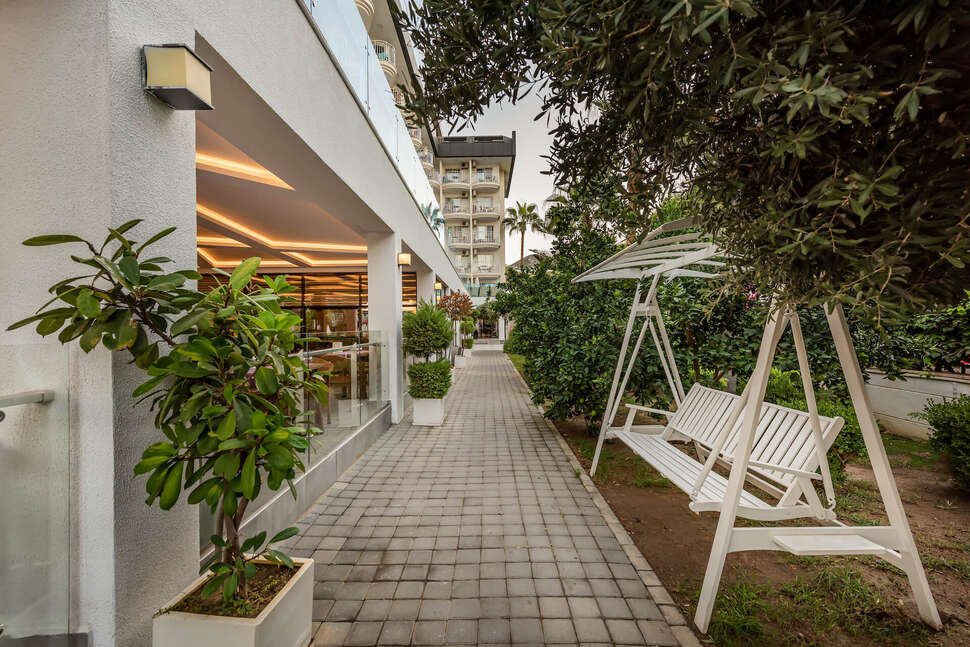 Een foto van het terras bij White City Beach Hotel