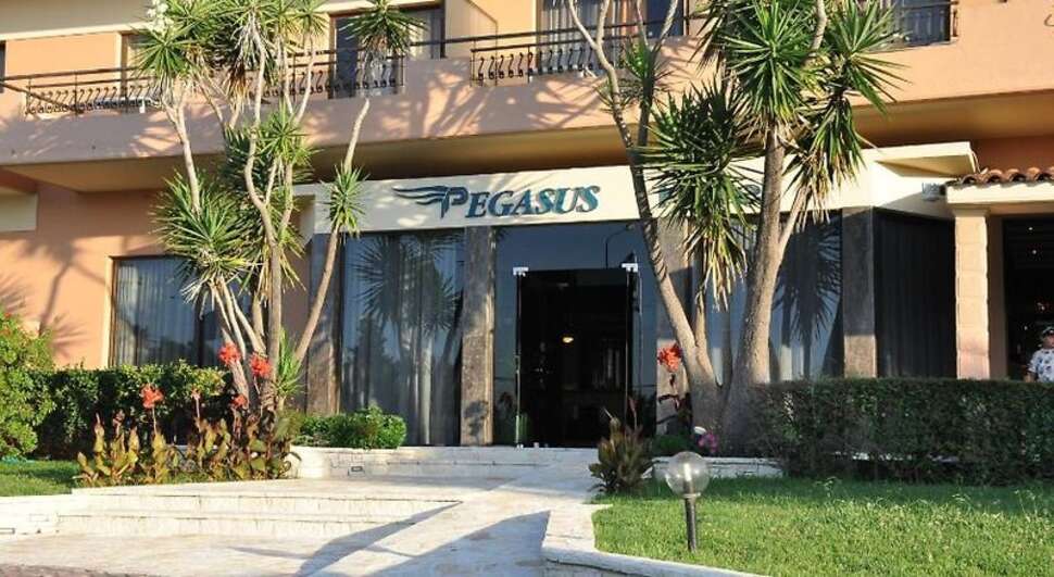 Een foto van de buitenkant van Hotel Pegasus Corfu