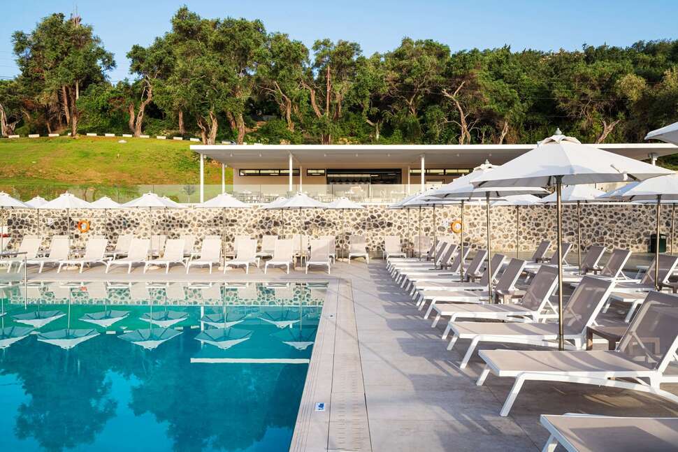 Ein Foto vom Pool im Aeolos Beach Resort