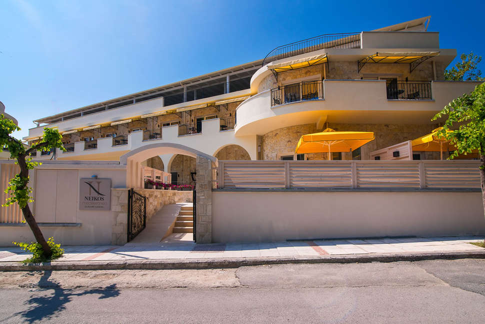 Een foto van de buitenkant van Neikos Mediterraneo Luxury Suites