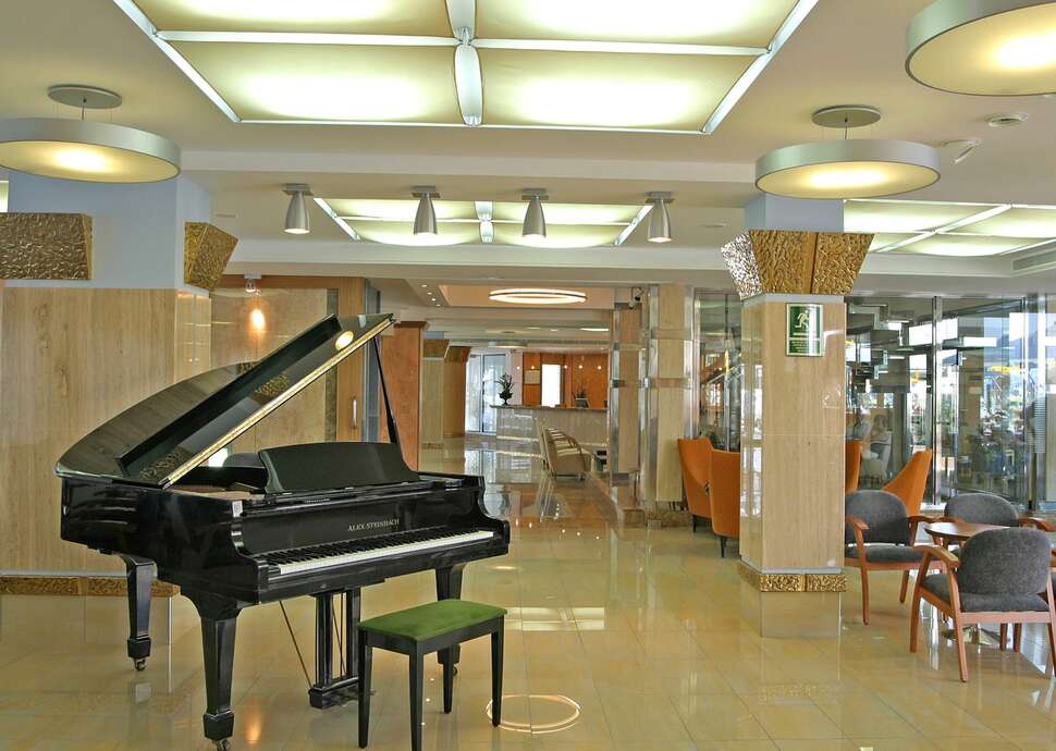 Een foto van het interieur van Invisa Hotel La Cala