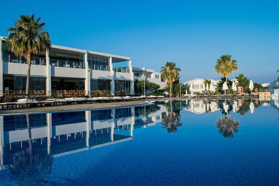 Een foto van het zwembad bij Theo Sunset Bay Hotel