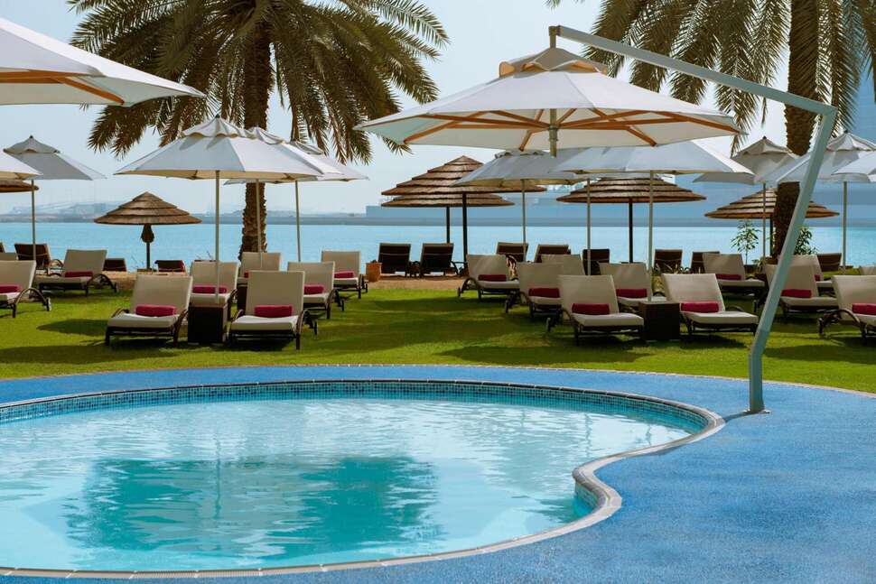 Ein Foto vom Pool im Le Meridien Abu Dhabi
