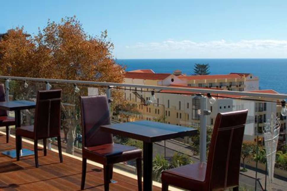 Een foto van het terras bij Muthu Raga Madeira Hotel