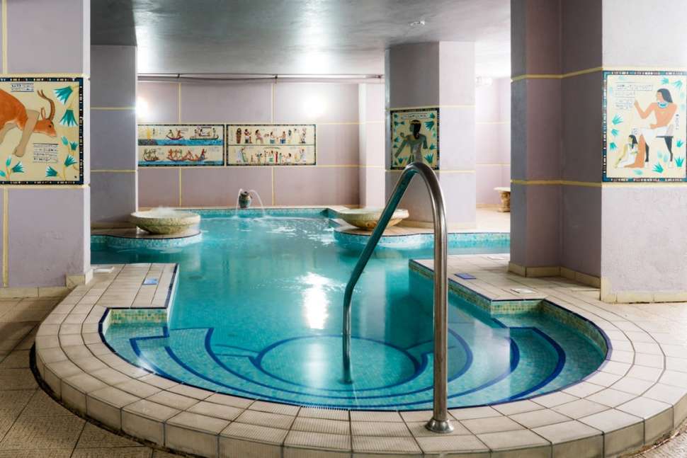 Een foto van het zwembad bij Topaz Hotel