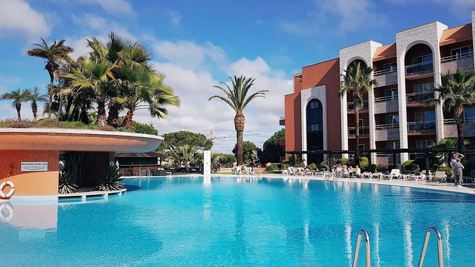 Een foto van het zwembad bij Falesia Hotel