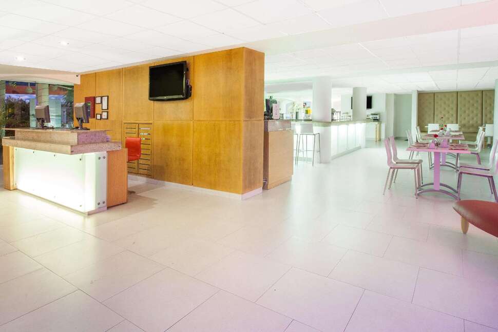 Een foto van het interieur van Hotel Adhara Express
