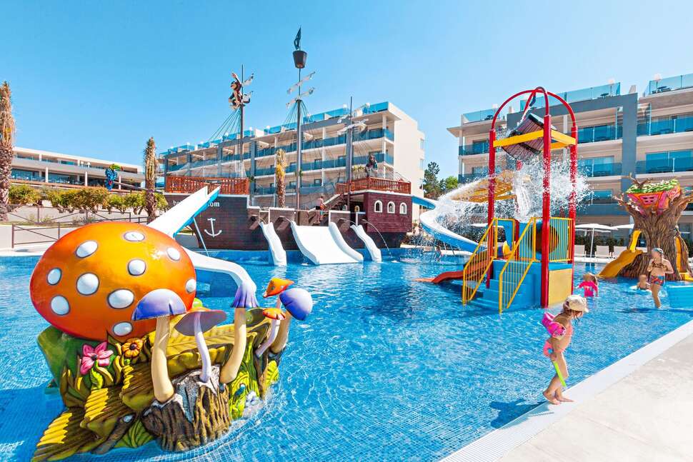 Een foto van het zwembad bij Hotel Zafiro Palace Alcudia