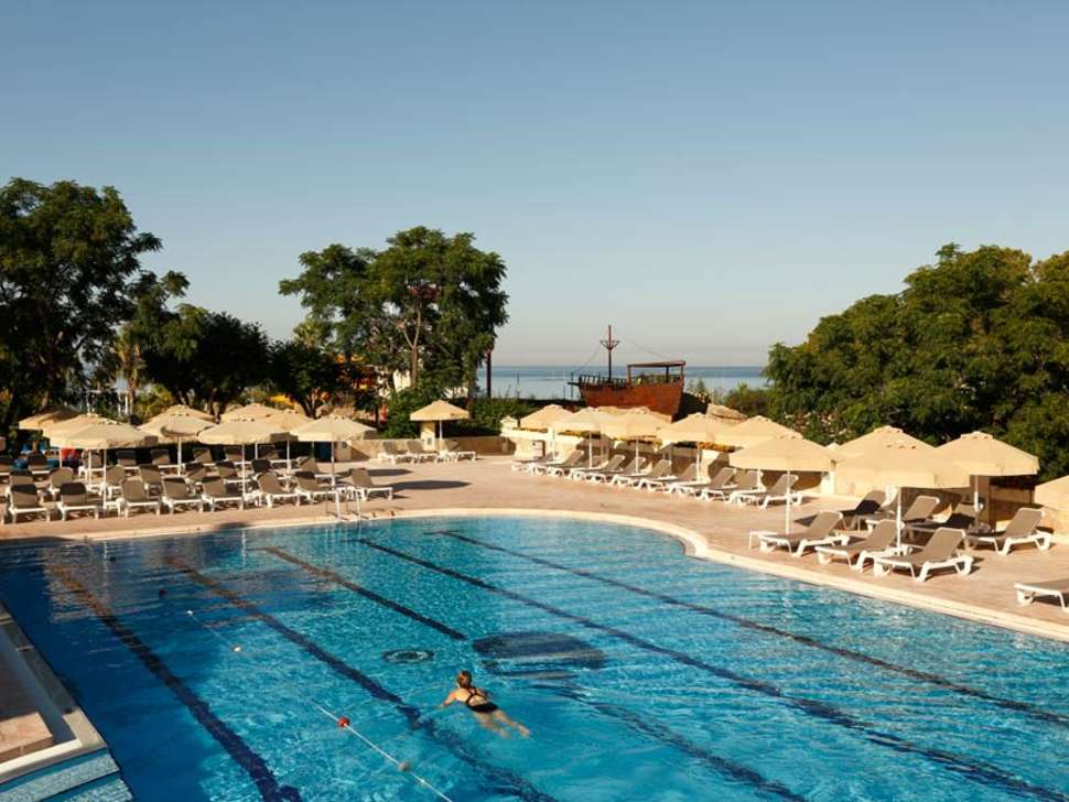 Een foto van het zwembad bij Robinson Club Pamfilya