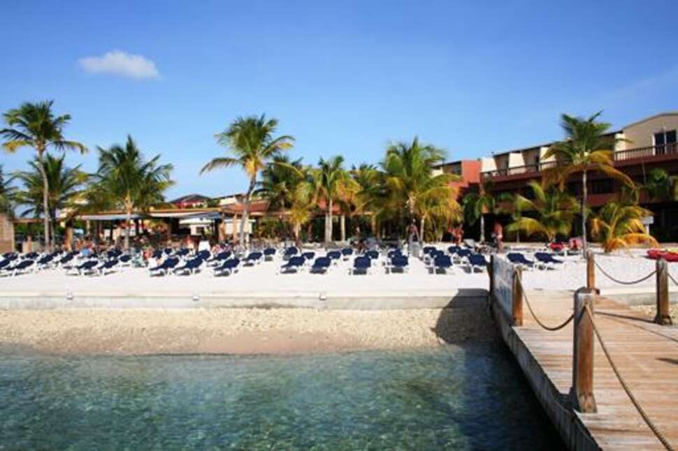 Een foto van het strand bij Eden Beach Resort