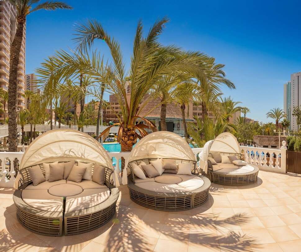 Een foto van het terras bij Magic Tropical Splash Aparthotel