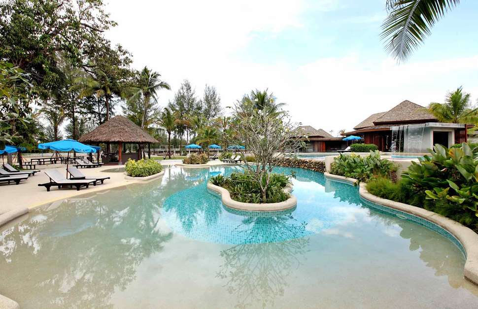 Een foto van het zwembad bij Apsara Beachfront Resort & Villa