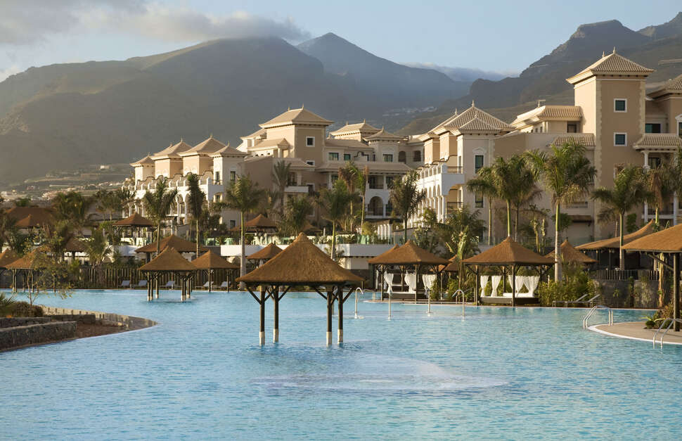 Een foto van het zwembad bij Gran Melia Palacio de Isora
