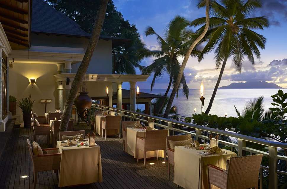 Een foto van het terras bij Hilton Seychelles Northolme Resort & Spa