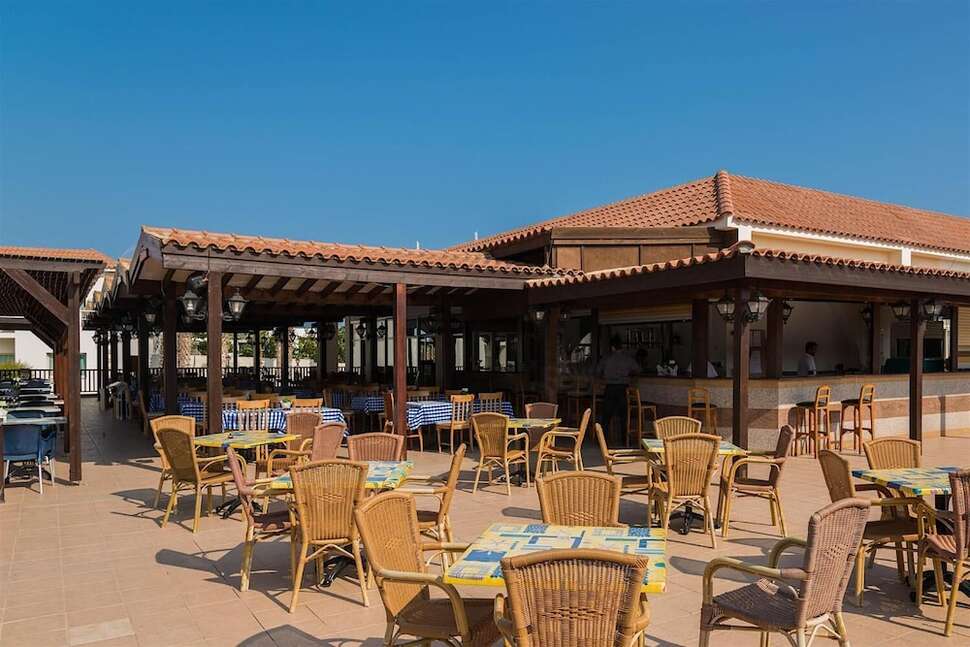 Een foto van het terras bij Tsokkos Paradise Village