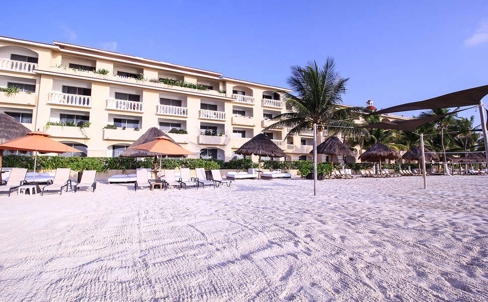 Een foto van de buitenkant van All Ritmo Cancun Resort & Waterpark