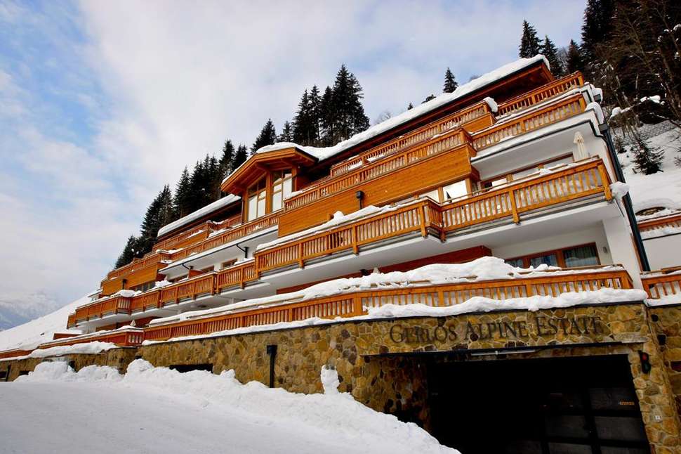 Een foto van de buitenkant van Alpine Estate