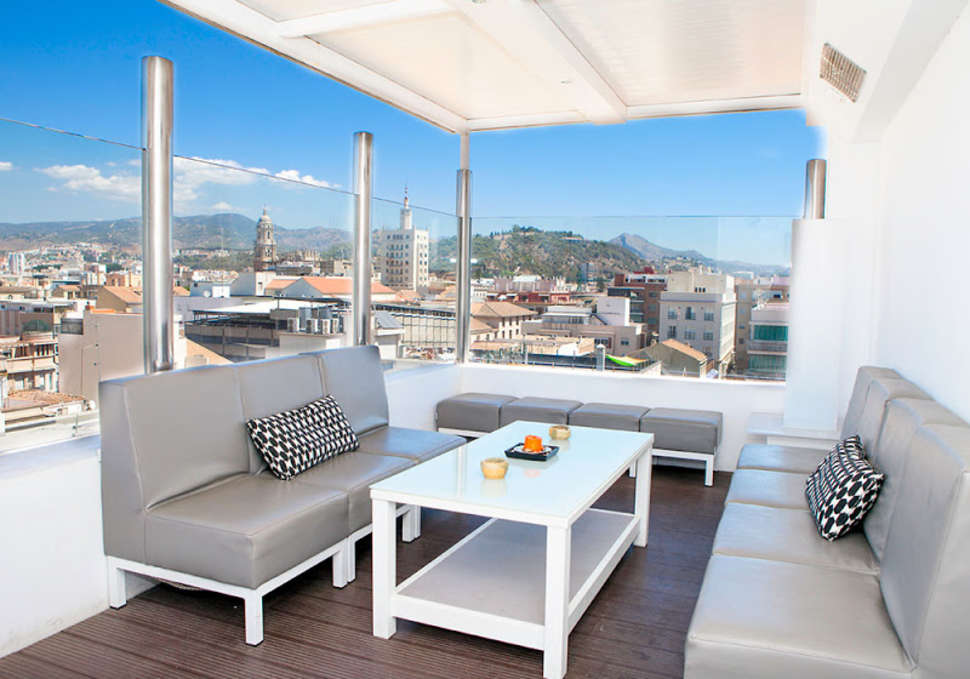 Een foto van het terras bij Soho Bahia Malaga Hotel