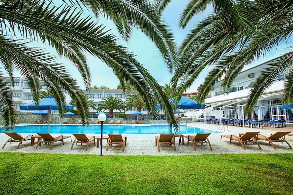 Een foto van het zwembad bij Port Marina Hotel