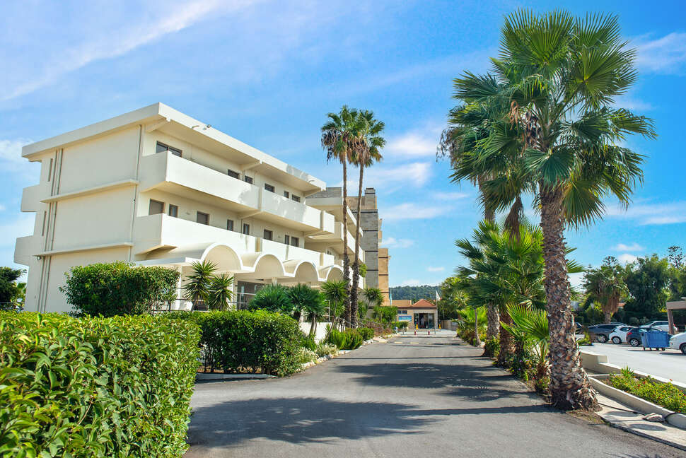 Een foto van de buitenkant van Ixia Dream Beachfront Hotel