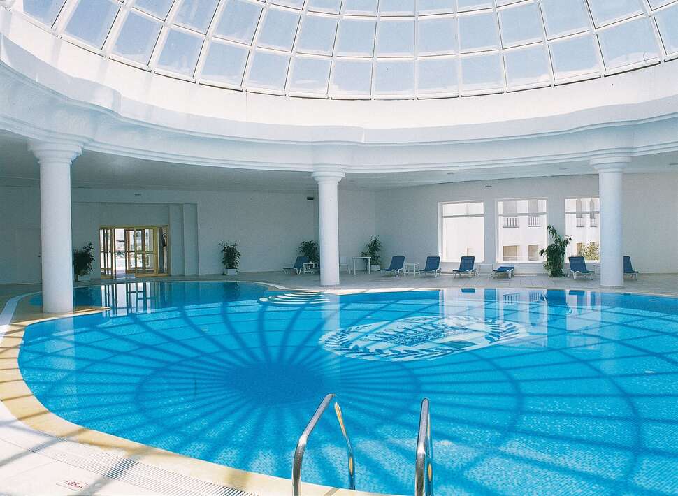 Ein Foto vom Pool im Golden Tulip Taj Sultan