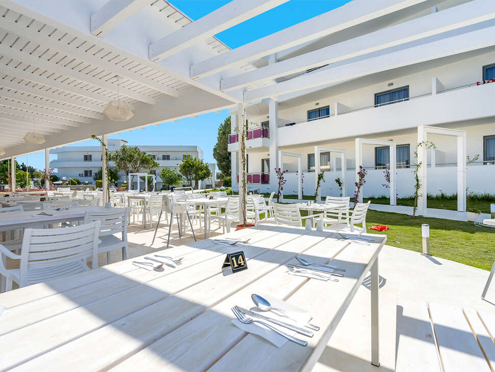 Een foto van het terras bij Stamos Hotel Faliraki
