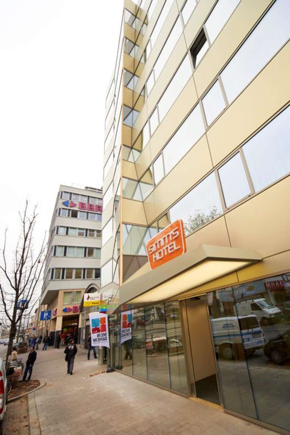 Een foto van de buitenkant van Simm's Hotel