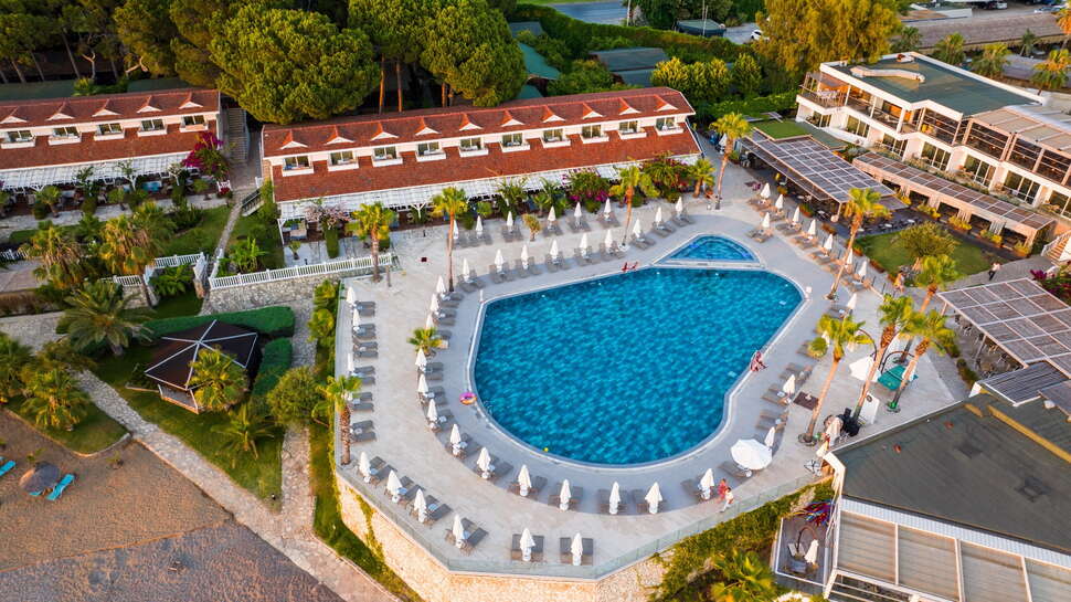 Een foto van het zwembad bij Flora Garden Beach Hotel