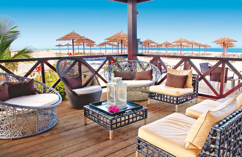 Een foto van het terras bij Melia Tortuga Beach