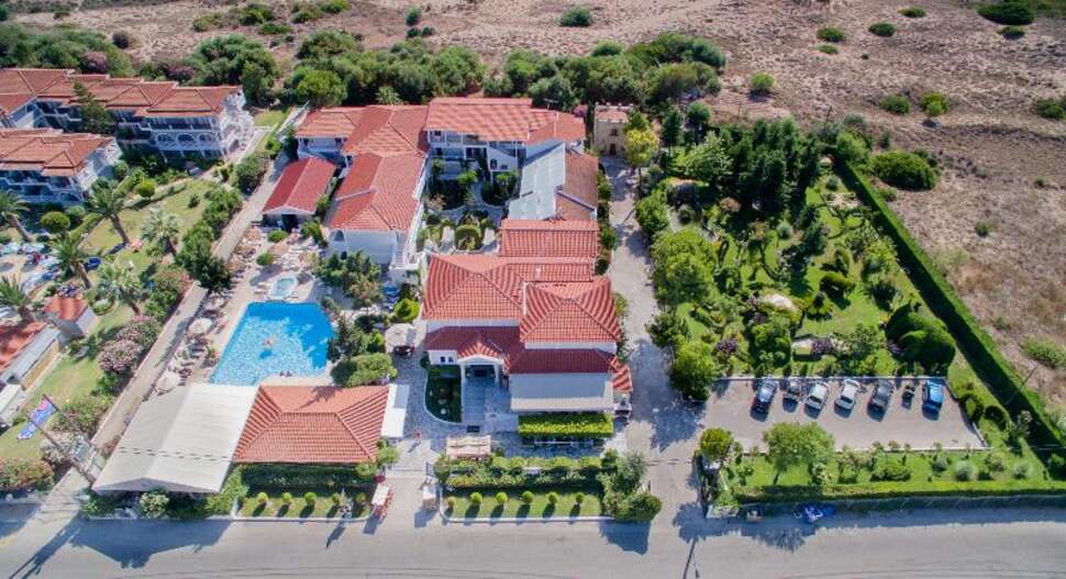 Een foto van het zwembad bij Louros Beach Hotel & Spa