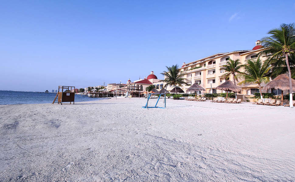 Een foto van de buitenkant van All Ritmo Cancun Resort & Waterpark