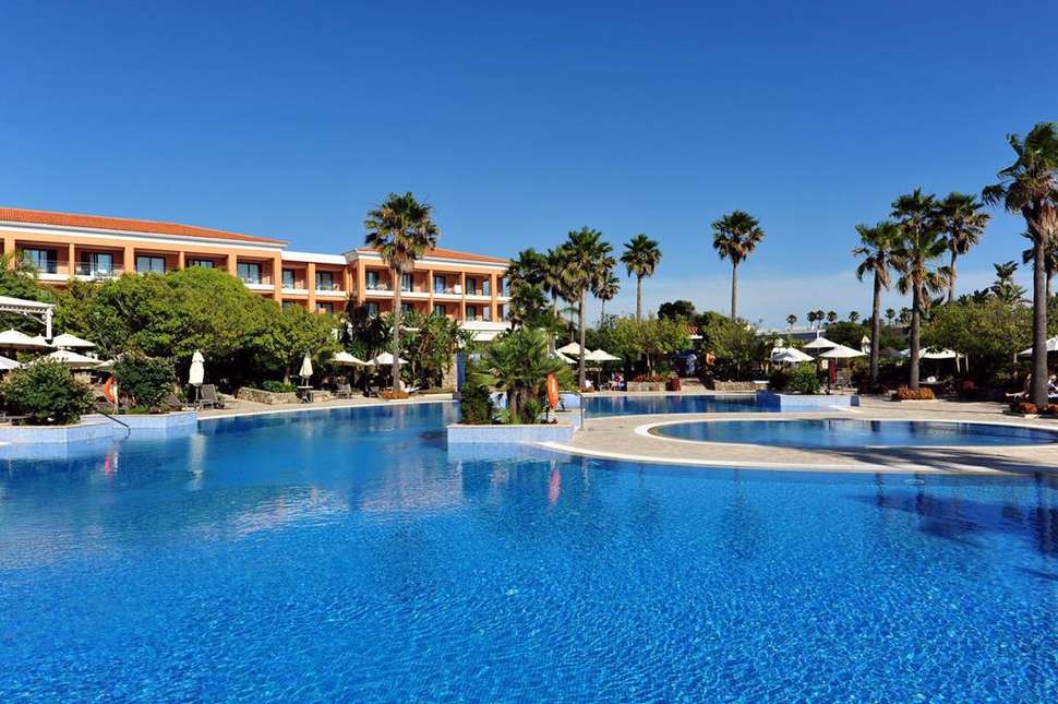 Een foto van het zwembad bij Hipotels Barrosa Palace & Spa