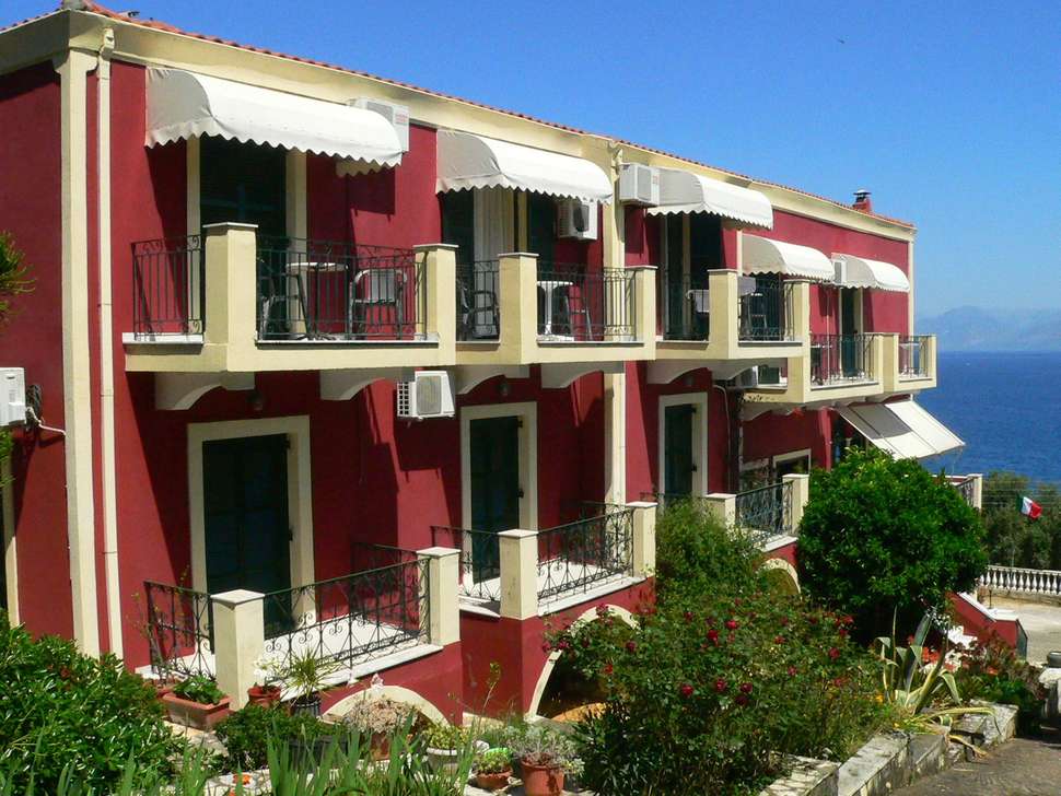 Een foto van de buitenkant van Apraos Bay Hotel