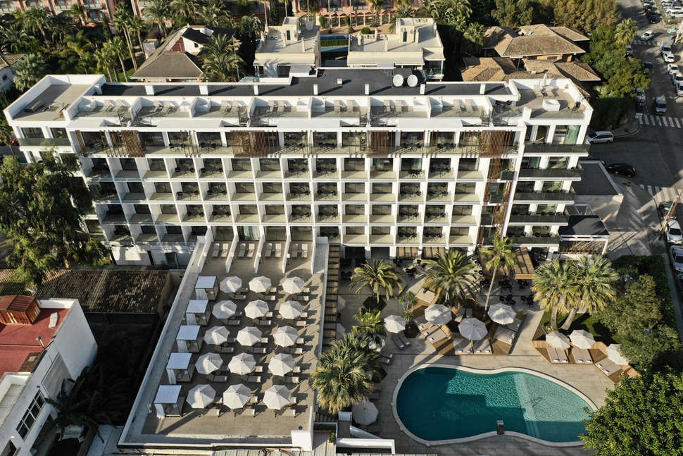 Een foto van de buitenkant van Hotel Bordoy Alcudia Port Suites