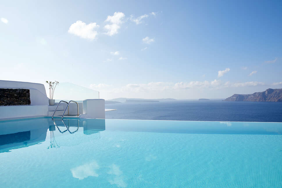 Een foto van het zwembad bij La Perla Villas & Suites