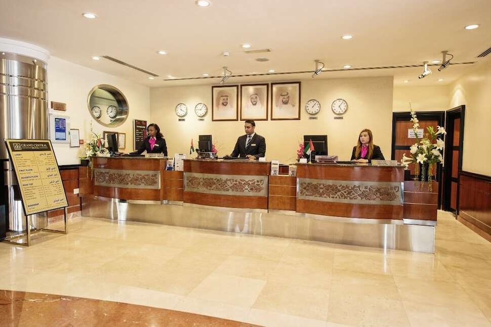 Een foto van het interieur van Grand Central Hotel Dubai