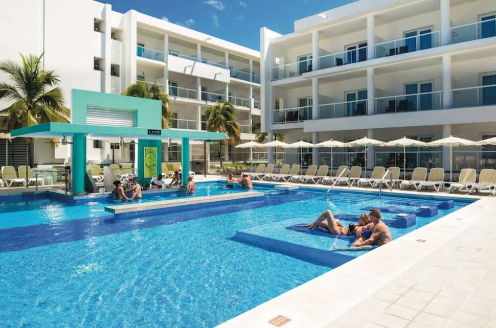 Een foto van het zwembad bij Riu Palace Jamaica