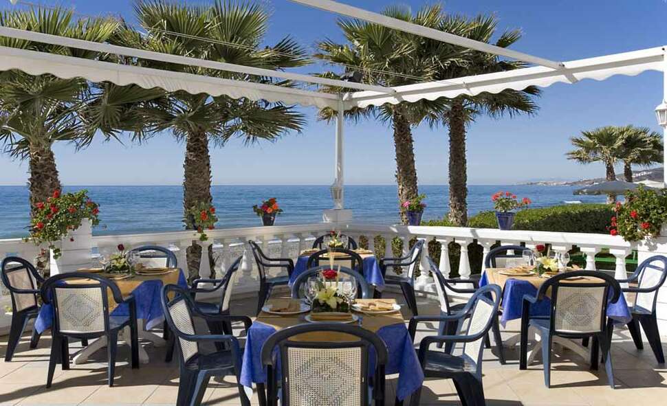 Een foto van het terras bij Hotel Perla Marina