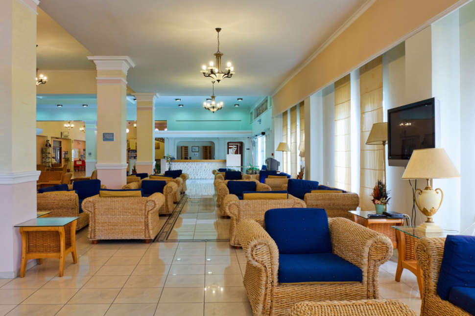 Een foto van het interieur van Gaia Royal Hotel