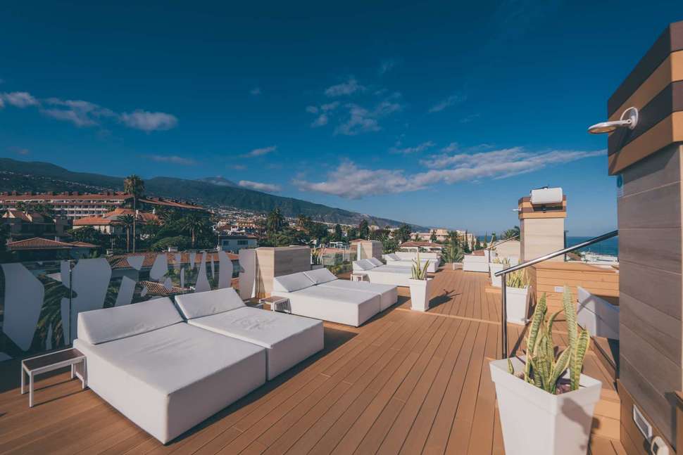 Een foto van het terras bij Atlantic Mirage Suites & Spa