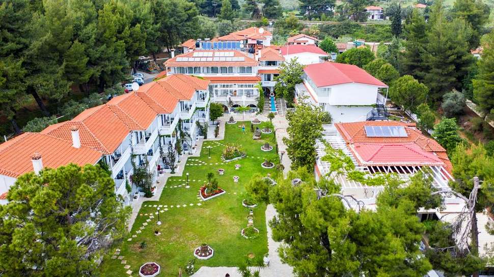 Een foto van de buitenkant van Porfi Beach Hotel