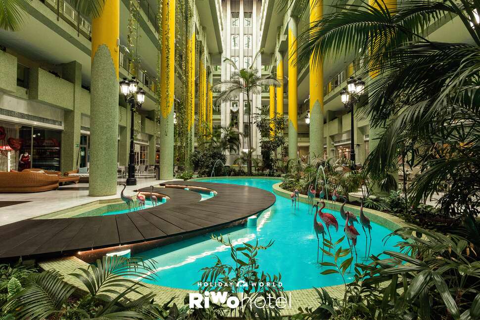 Een foto van het interieur van Holiday World Riwo Hotel