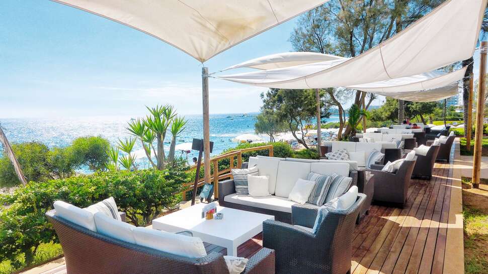 Een foto van het terras bij Grecian Sands Hotel