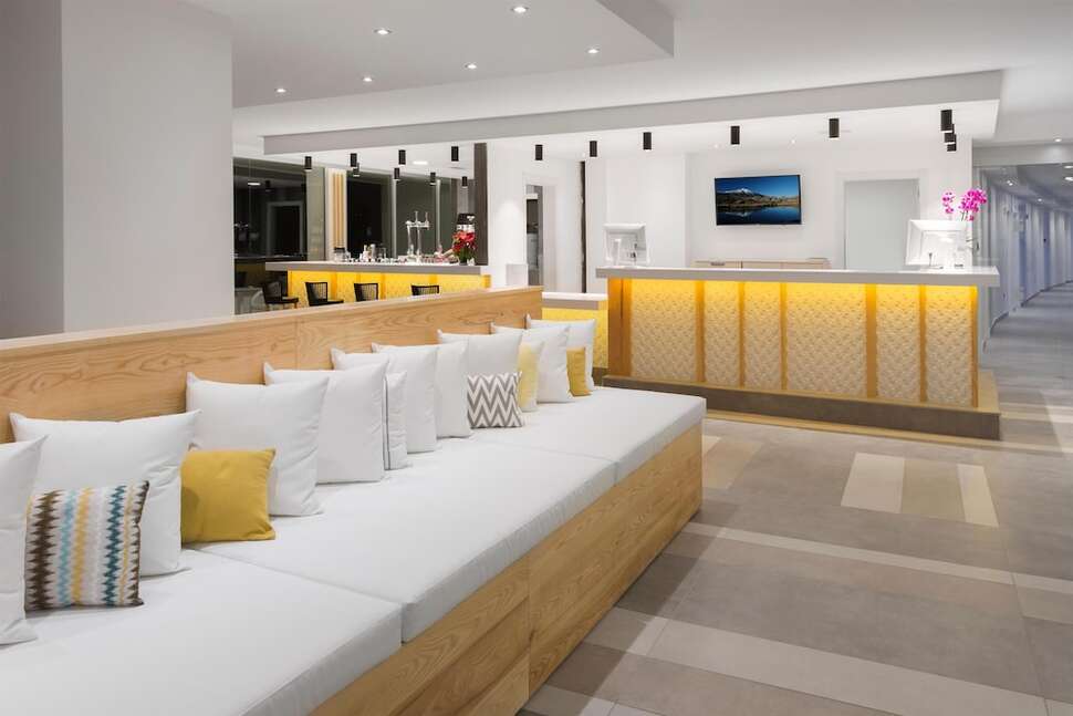 Een foto van het interieur van Atlantic Mirage Suites & Spa