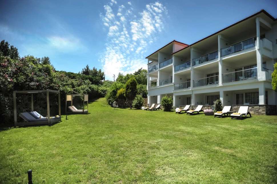 Een foto van het terras bij Alexander The Great Beach Hotel