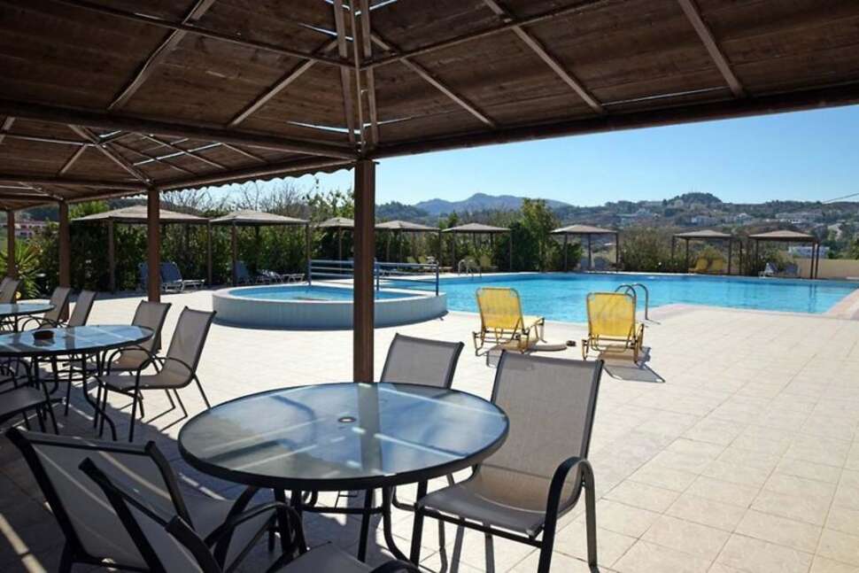 Ein Foto von der Terrasse im Telhinis Hotel