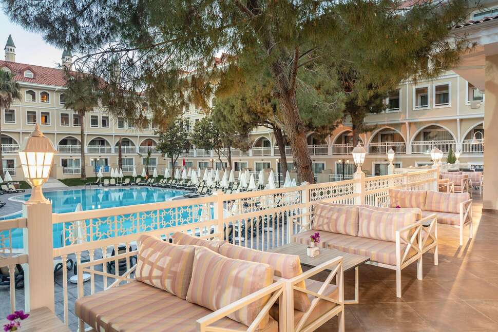 Een foto van het terras bij Swandor Hotel & Resort Topkapi Palace