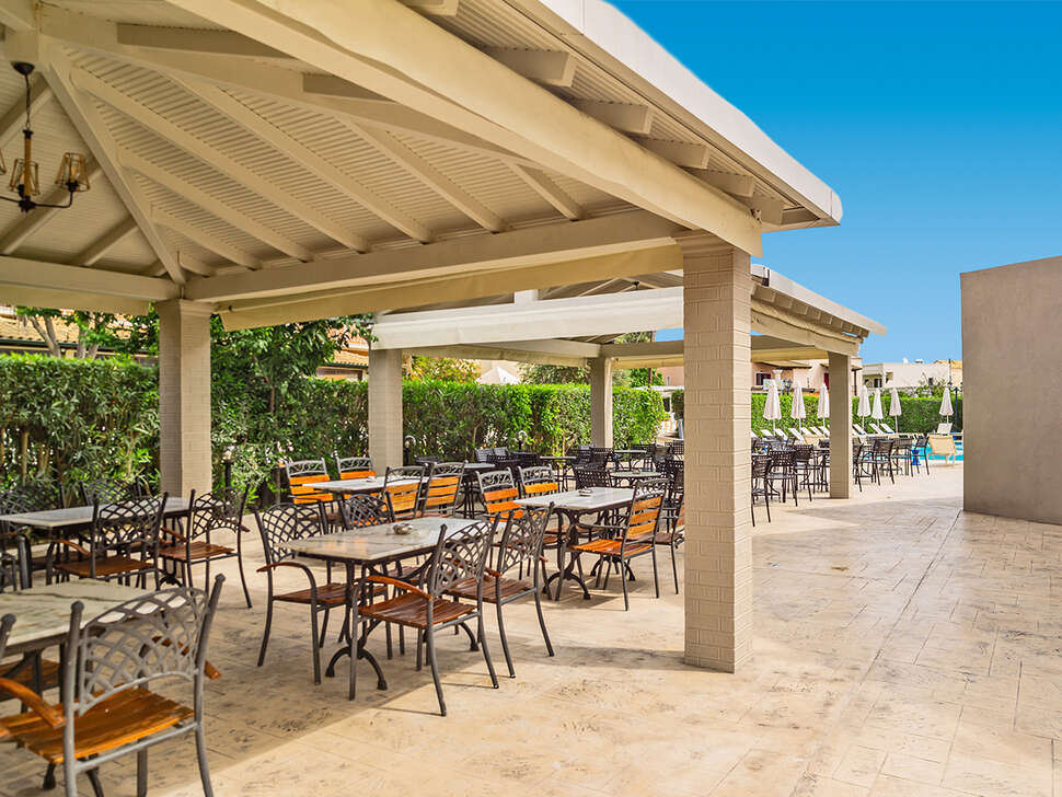 Een foto van het terras bij Cnic Gemini Hotel