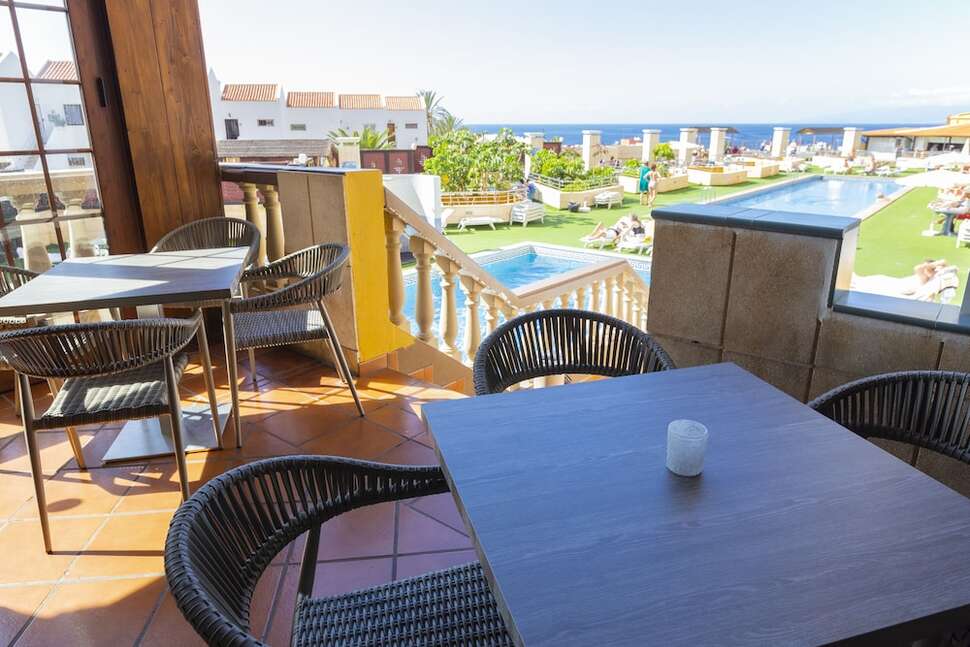 Een foto van het terras bij Hotel Villa de Adeje Beach